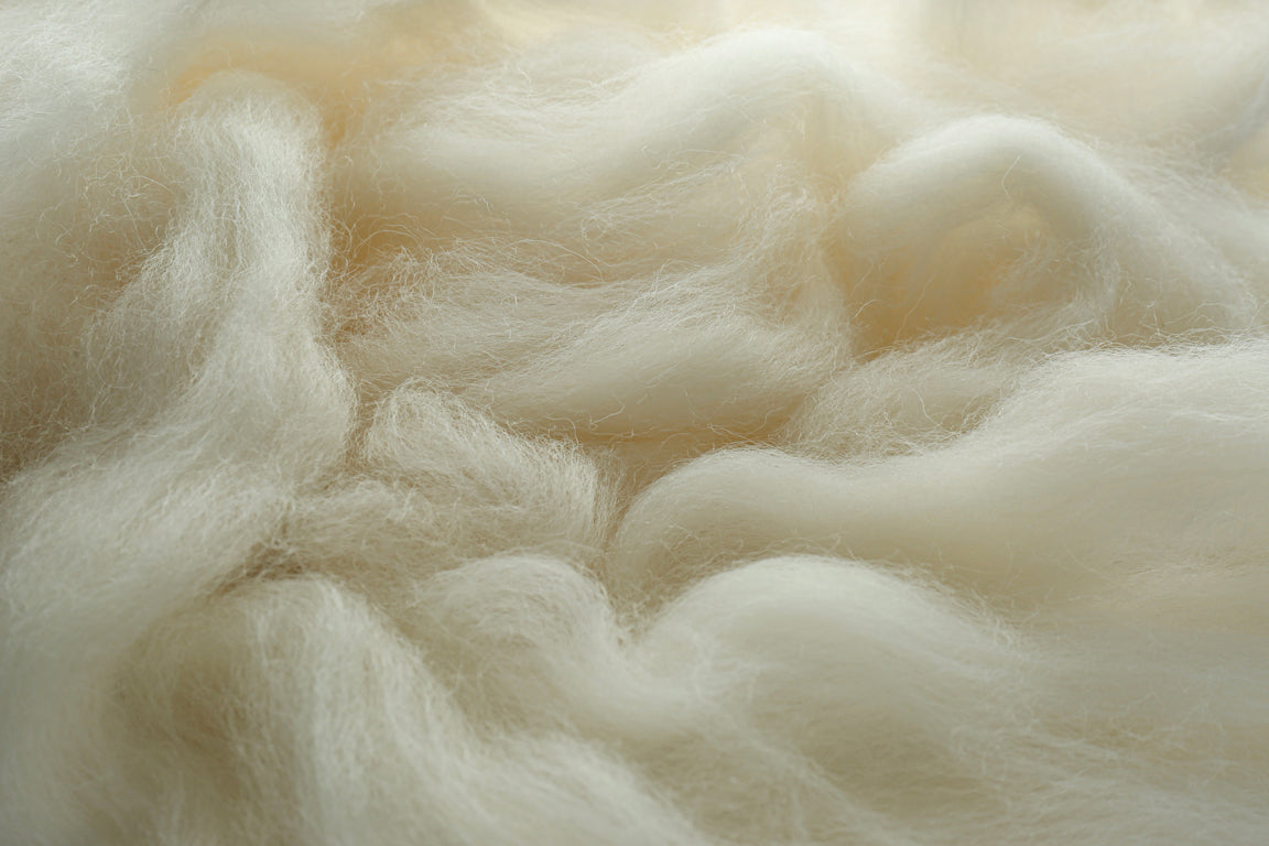 Couple sous couette laine, confort thermique naturel partagé