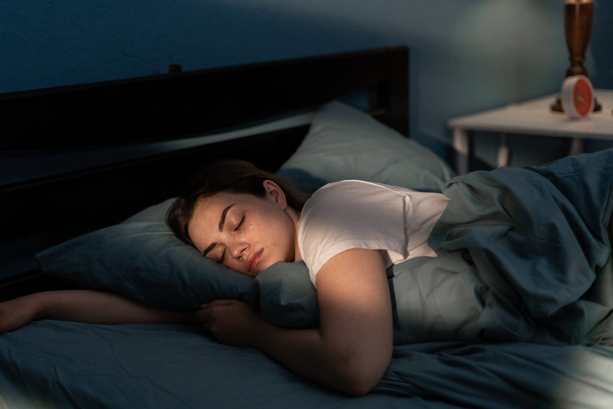 Femme bien reposée au réveil, qualité sommeil literie naturelle